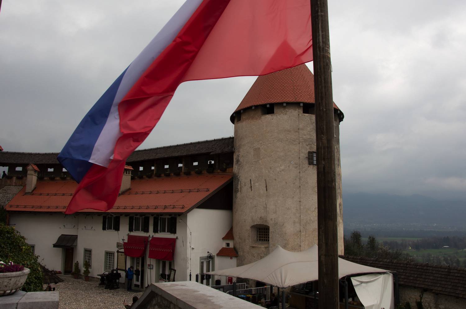 Eine Sehenswürdigkeit in Slowenien ist die Burg von Bled.