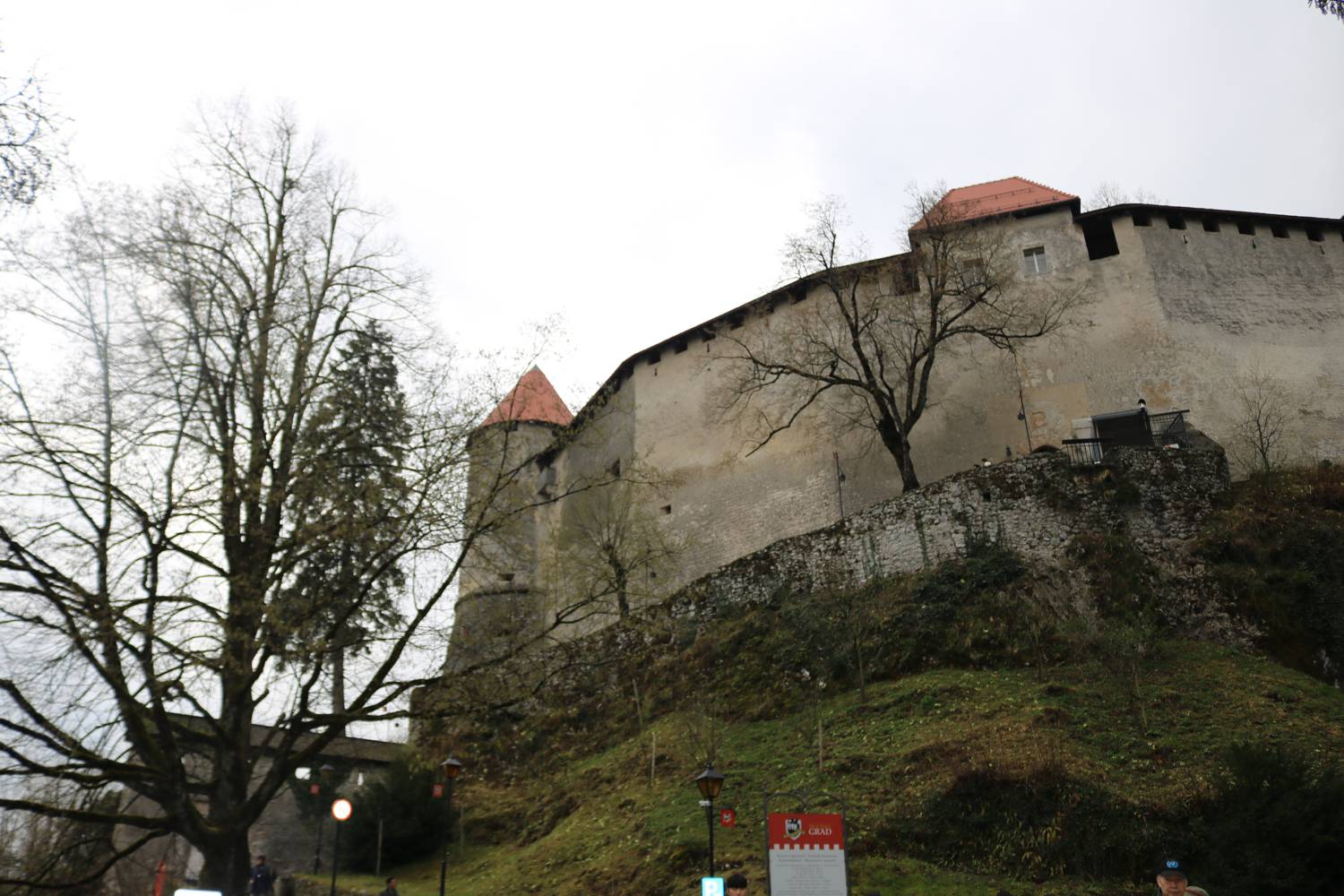 Auf einem Plateau über dem See liegt die Burg von Bled.