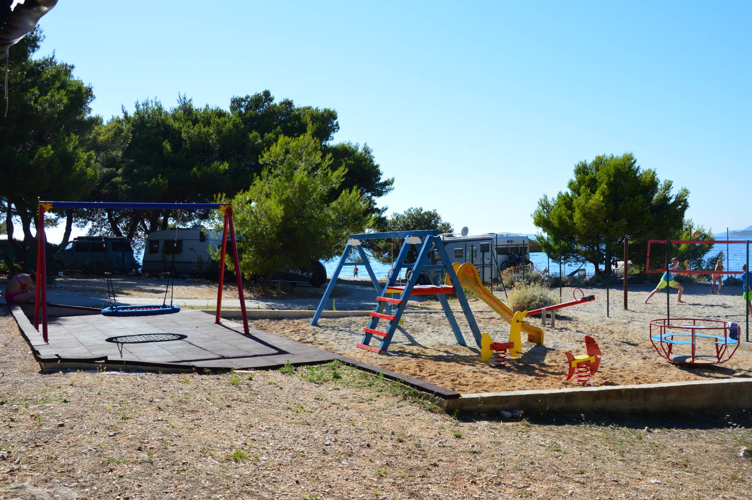 Direkt am Strand liegt der Spielplatz.