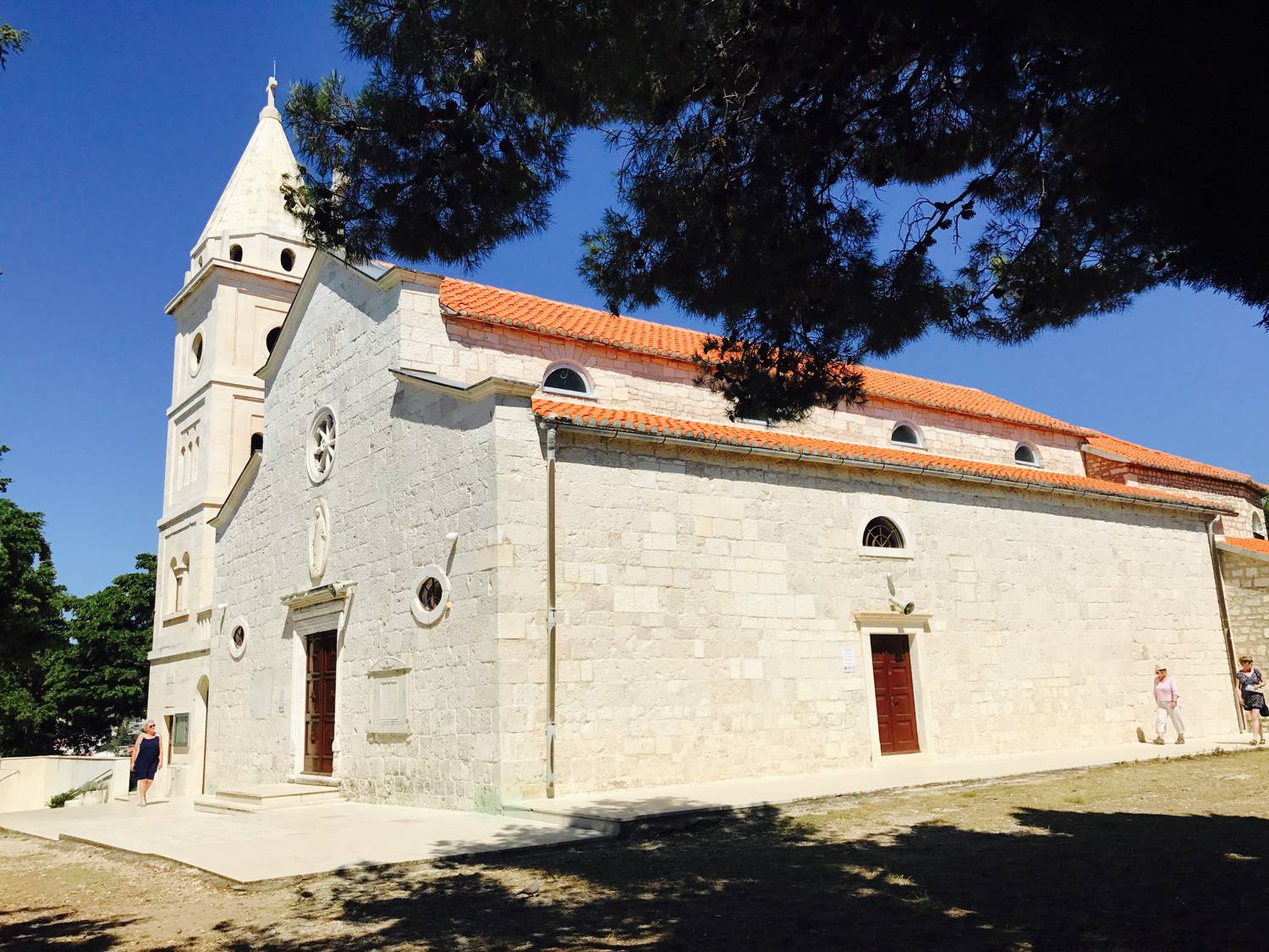 Ganz oben auf der Halbinsel Primosten thront die Kirche.