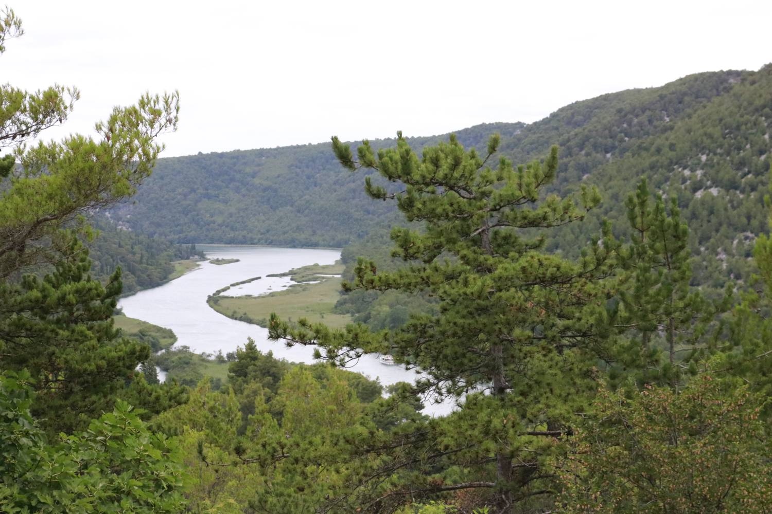 Die Krka speist die sieben Wasserfälle des Nationalparks.