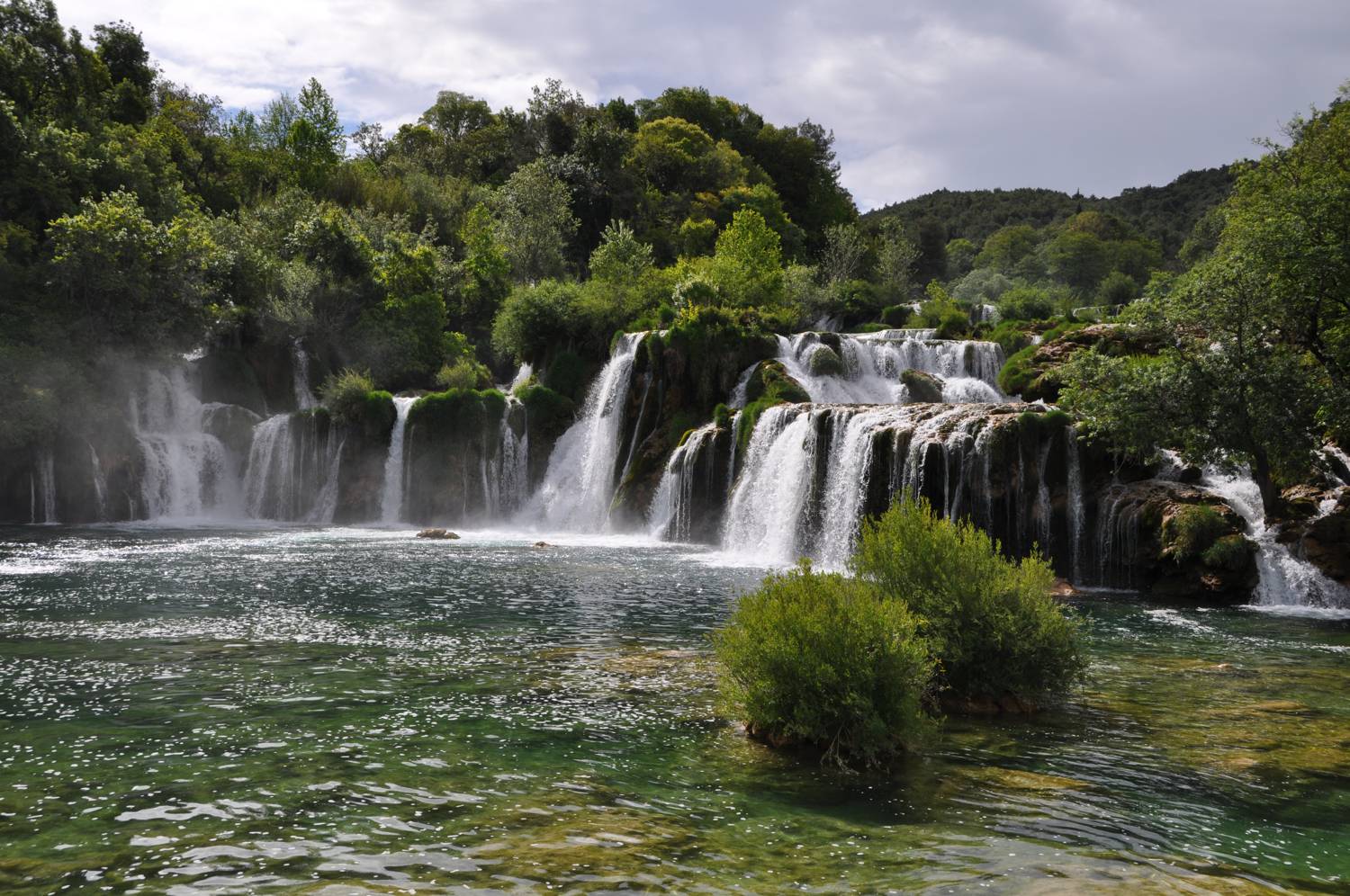 Wasserfall über mehrere Ebenen.