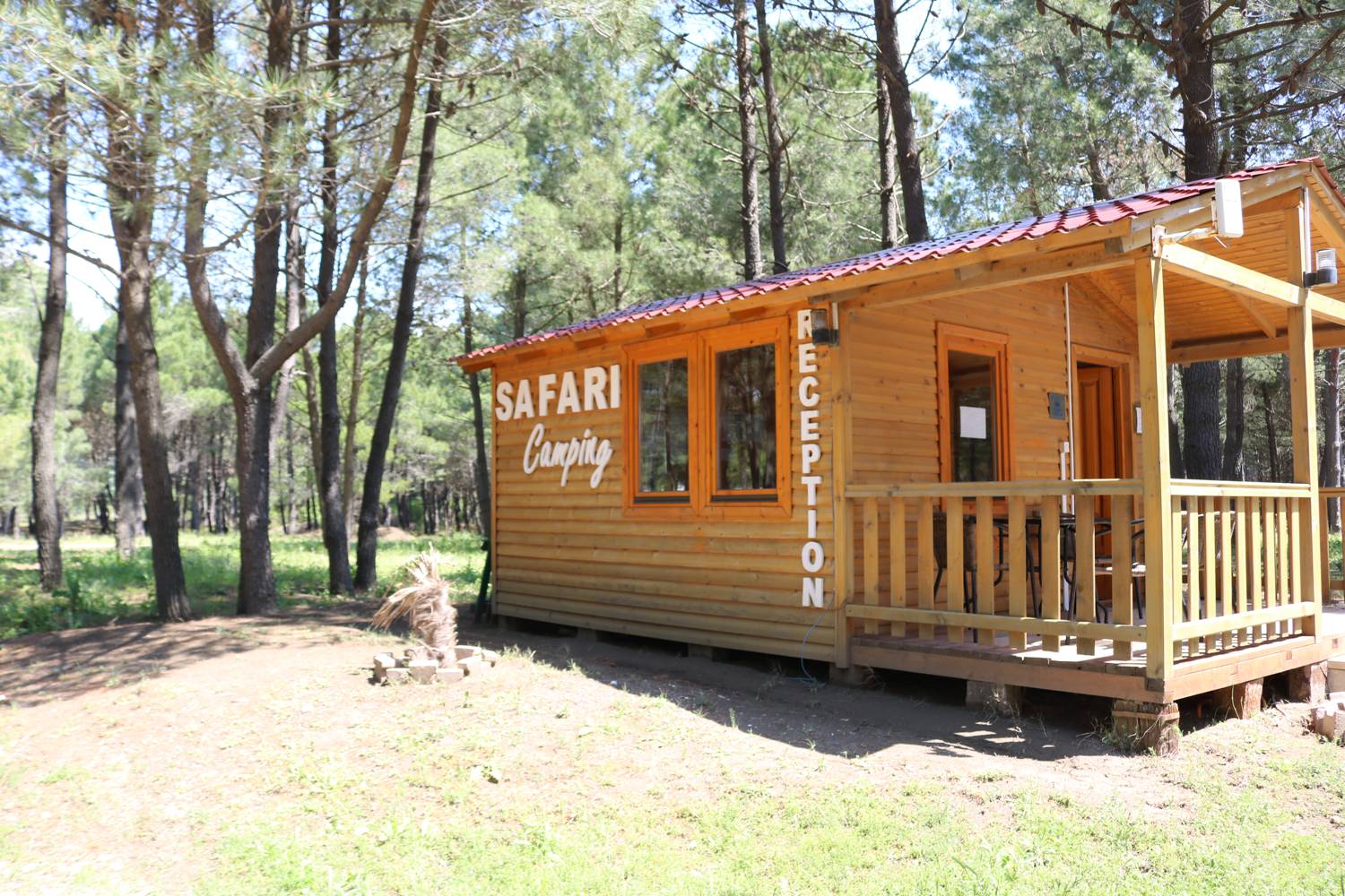 Einfahrt zum Safari Beach Camp in Ulcinj.