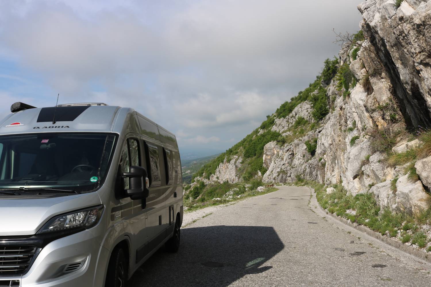 Der Adria Twin Ducato schafft mühelos die Bergstraßen.