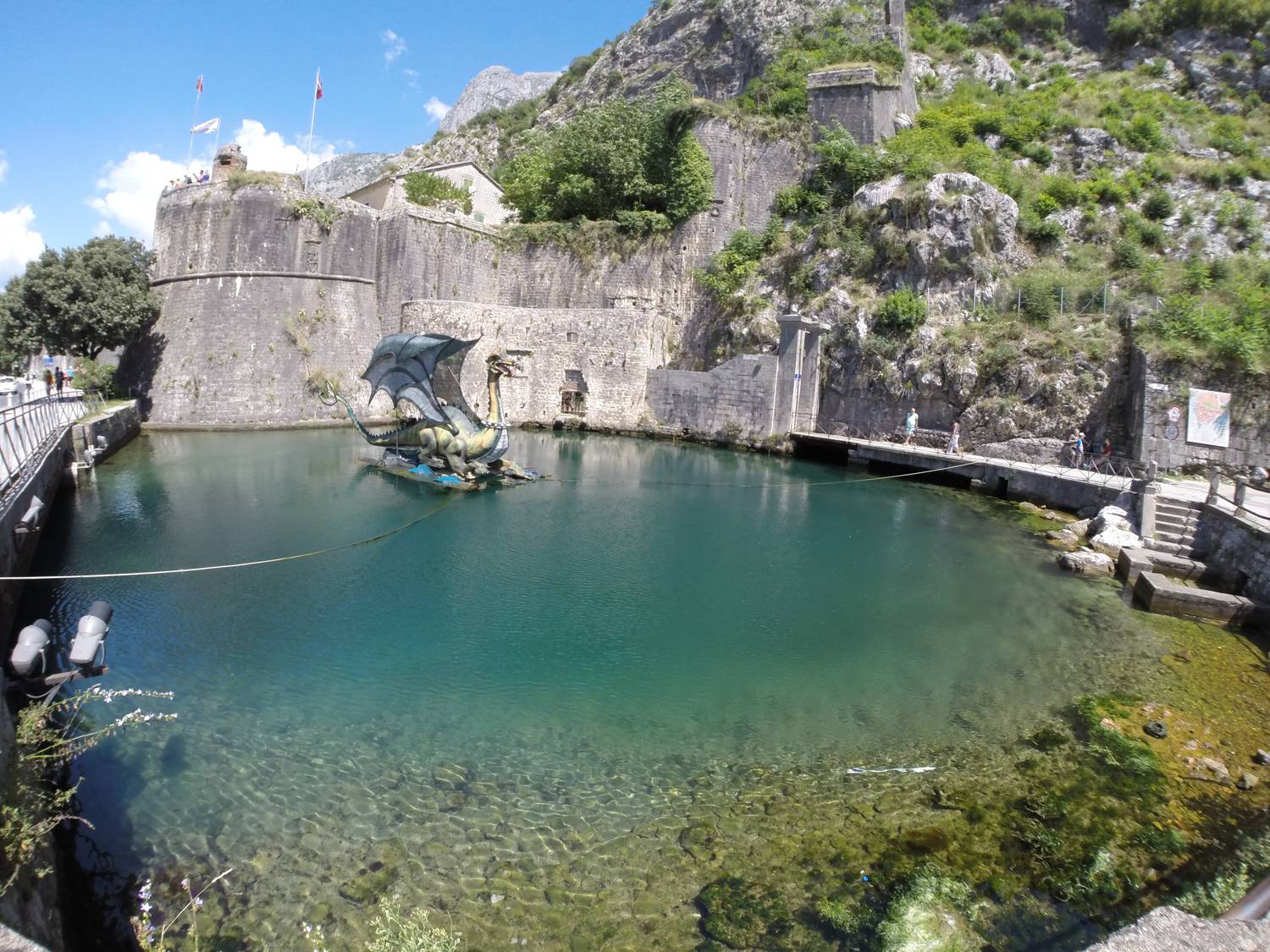 Türkisfarbenes Wasser in der Bucht von Kotor.