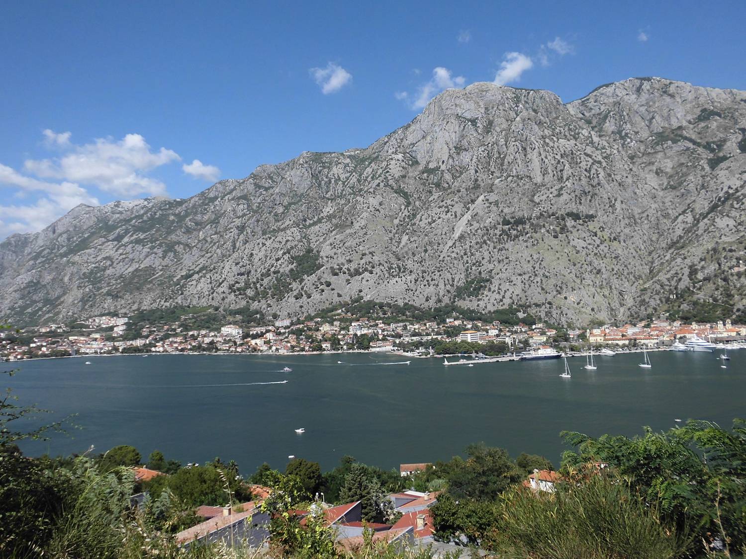 Die Bucht von Kotor ist durch eine Meerenge geschützt.