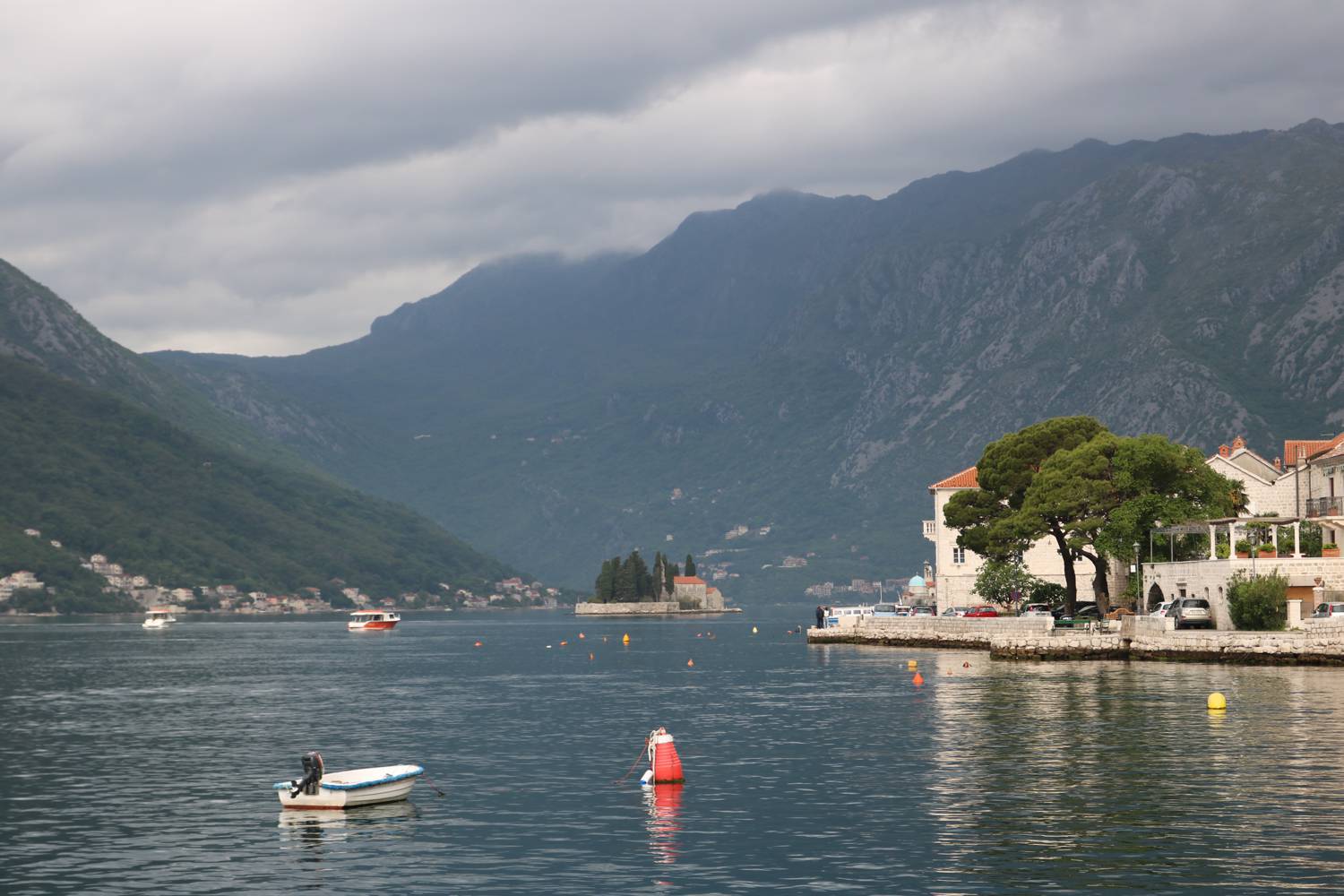 Perast an der Westküste der Bucht von Kotor.