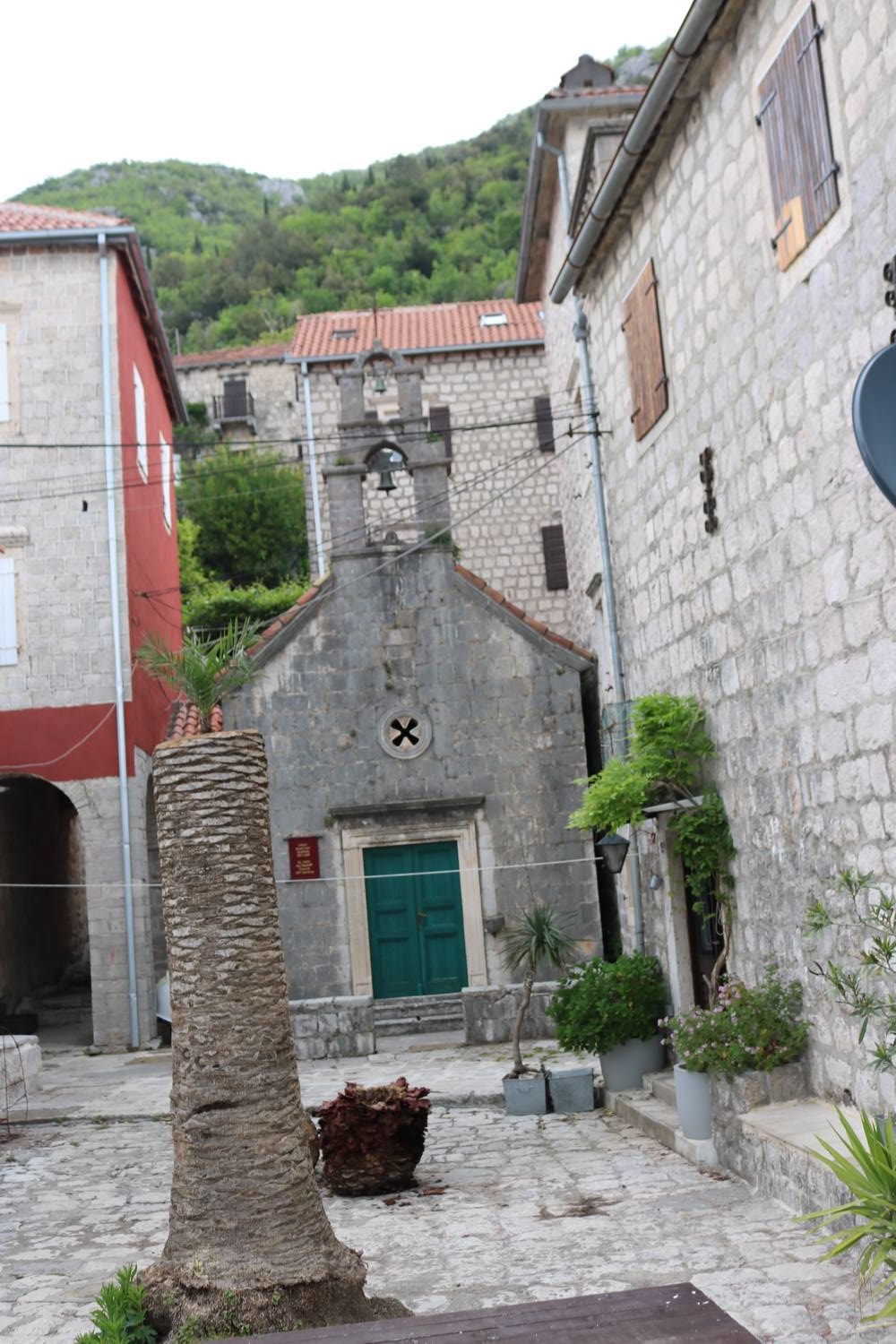 Alte Häuser, Kirchen und eine Strandpromenade in Perast.