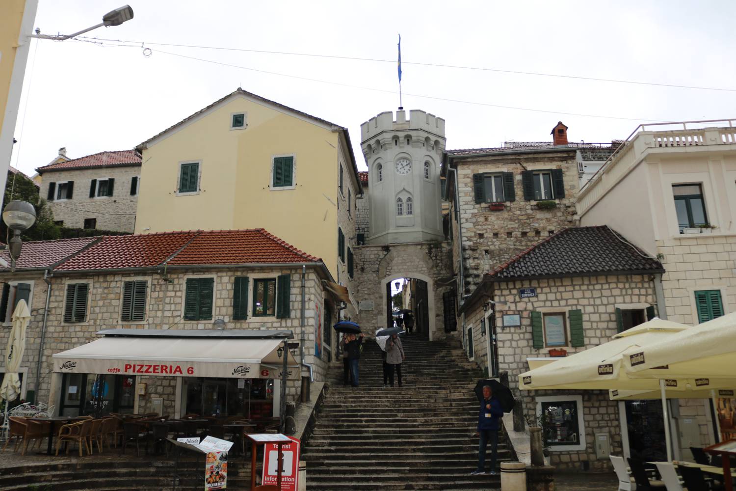 Malerischer Uhrturm in die Altstadt.