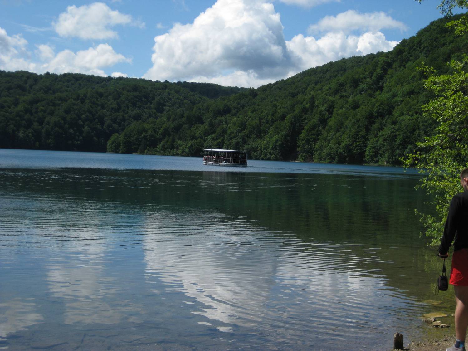 Auf den oberen Seen fährt ein Elektro-Ausflugsboot.