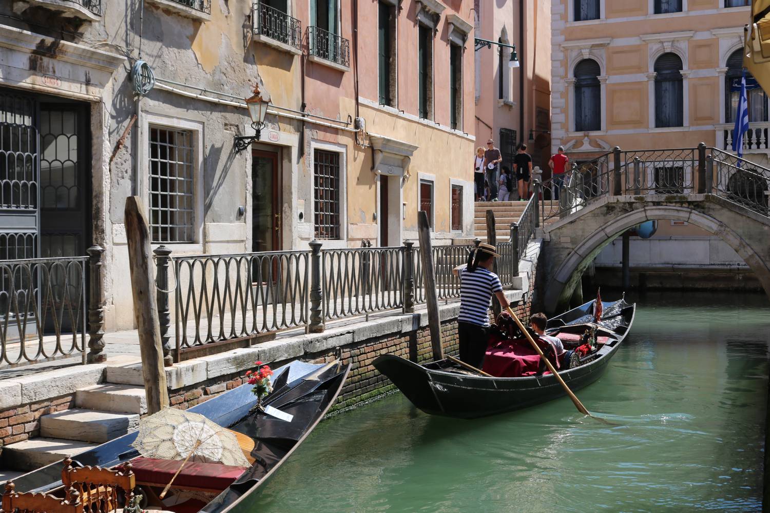 Gondel-Stationen gibt es an vielen Stellen in Venedig.