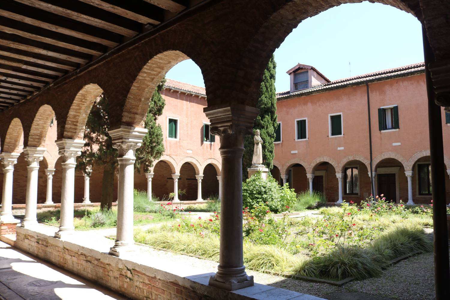 Innenhof und Kreuzgang des San Francesco Klosters in Venedig