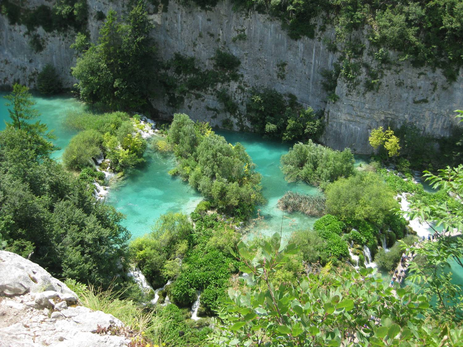 Türkisfarbenes Wasser zwischen Felsschluchten.