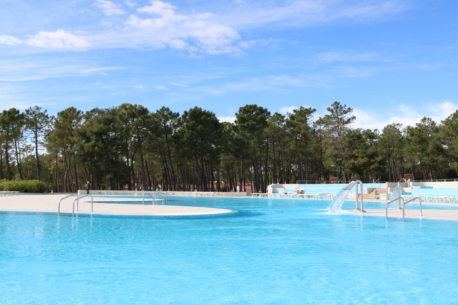 Großzügig angelegte Pool-Landschaft