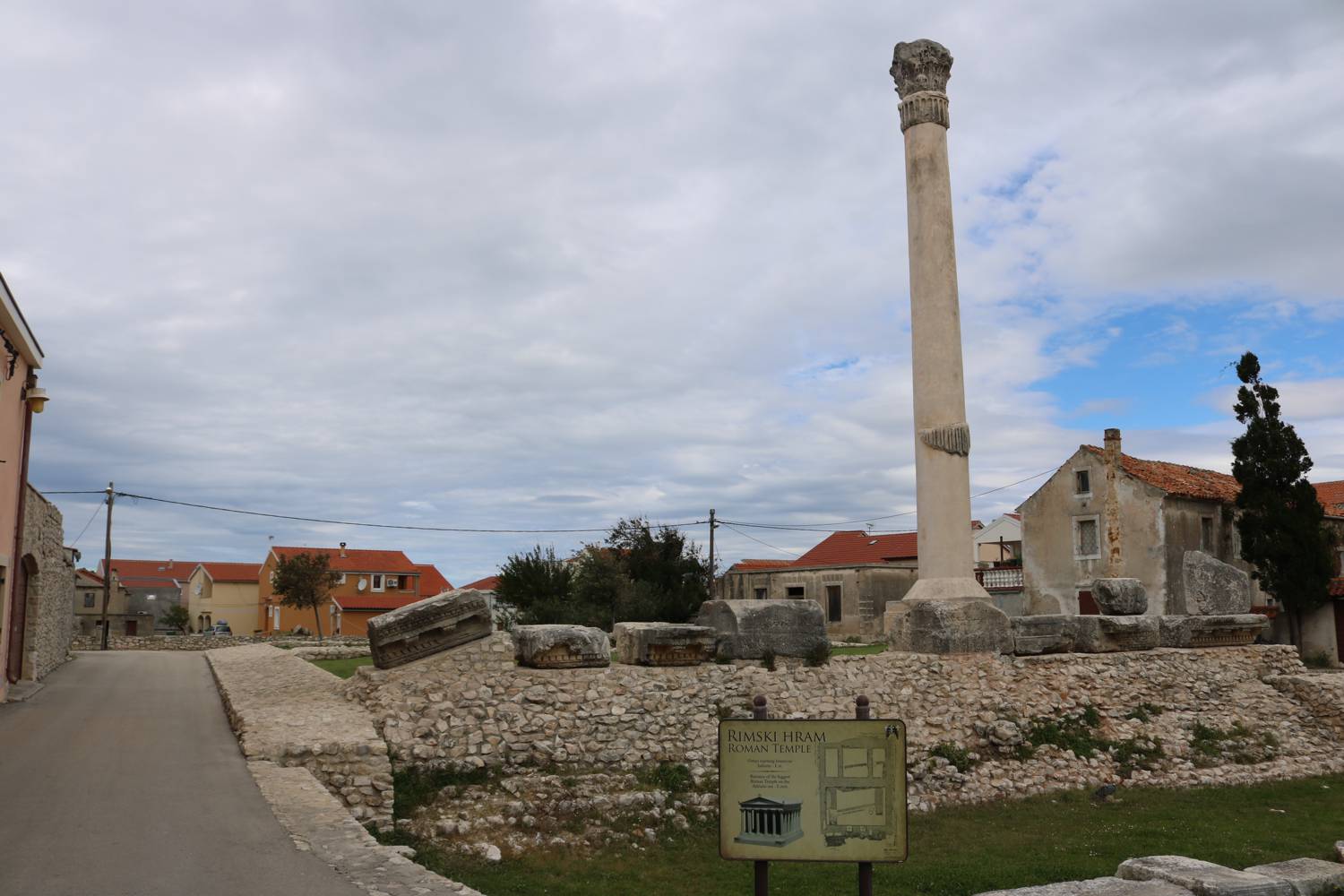 Tempel-Ruinen in Nin