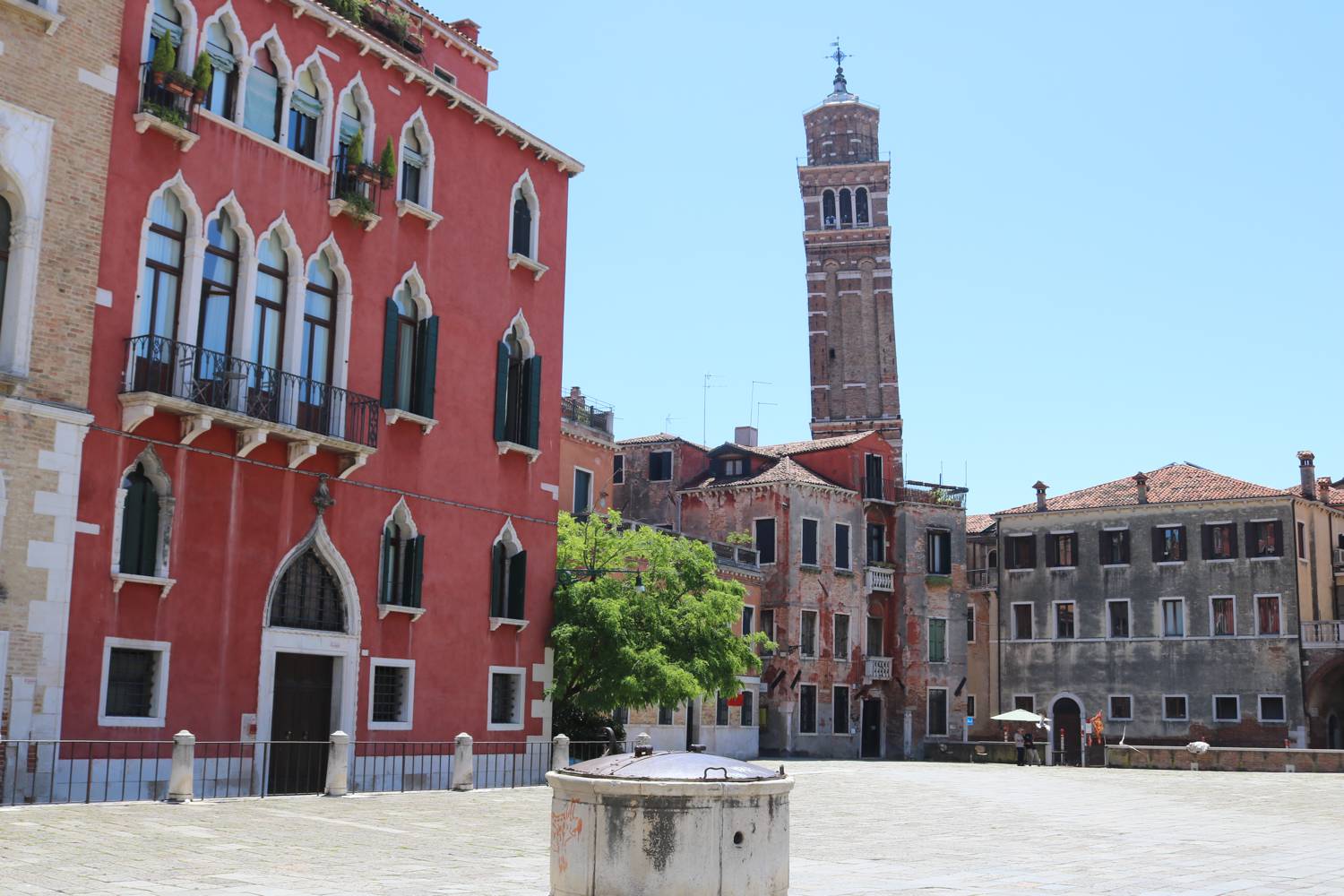 Kirche und Kirchturm im Stadtteil San Marco.