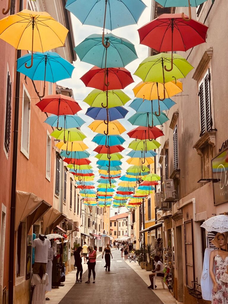 Stimmungsvolle Strasse in Novigrad