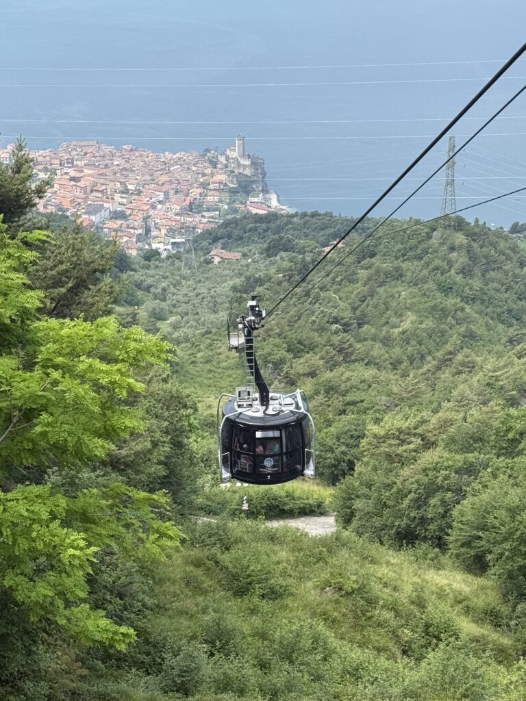 Seilbahn auf den Monte Baldo mit Malcesine im Hintergrund