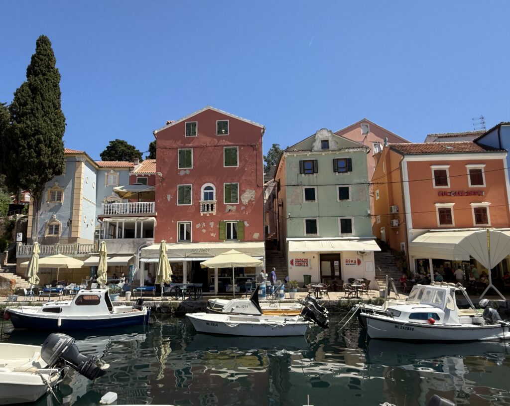 Stimmungsvolle, farbenfrohe Häuser am Hafen von Veli Lošinj